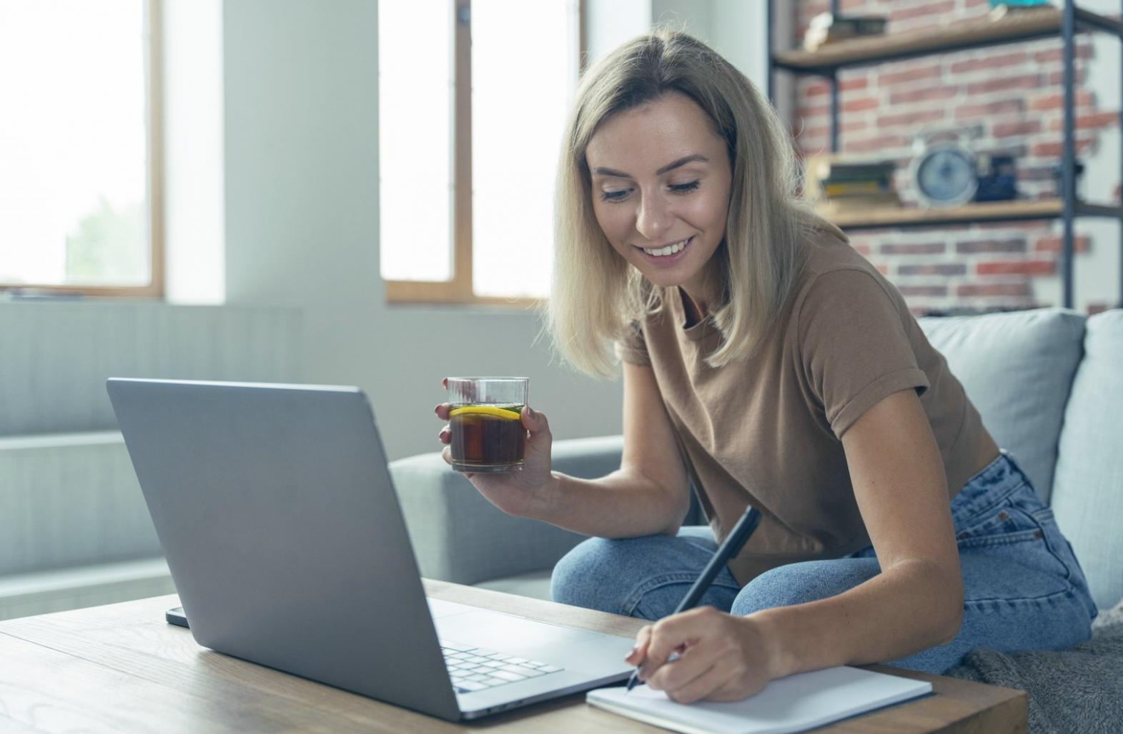 Teilnehmer bei der praktischen Arbeit mit Finanzunterlagen